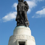 Foto: Antoinevandermeer. El Soldado Libertador Soviético, escultura principal del monumento conmemorativo.